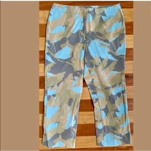 NEW YORK & CO STRETCH COTTON CAPRI PANTS CAMO 10